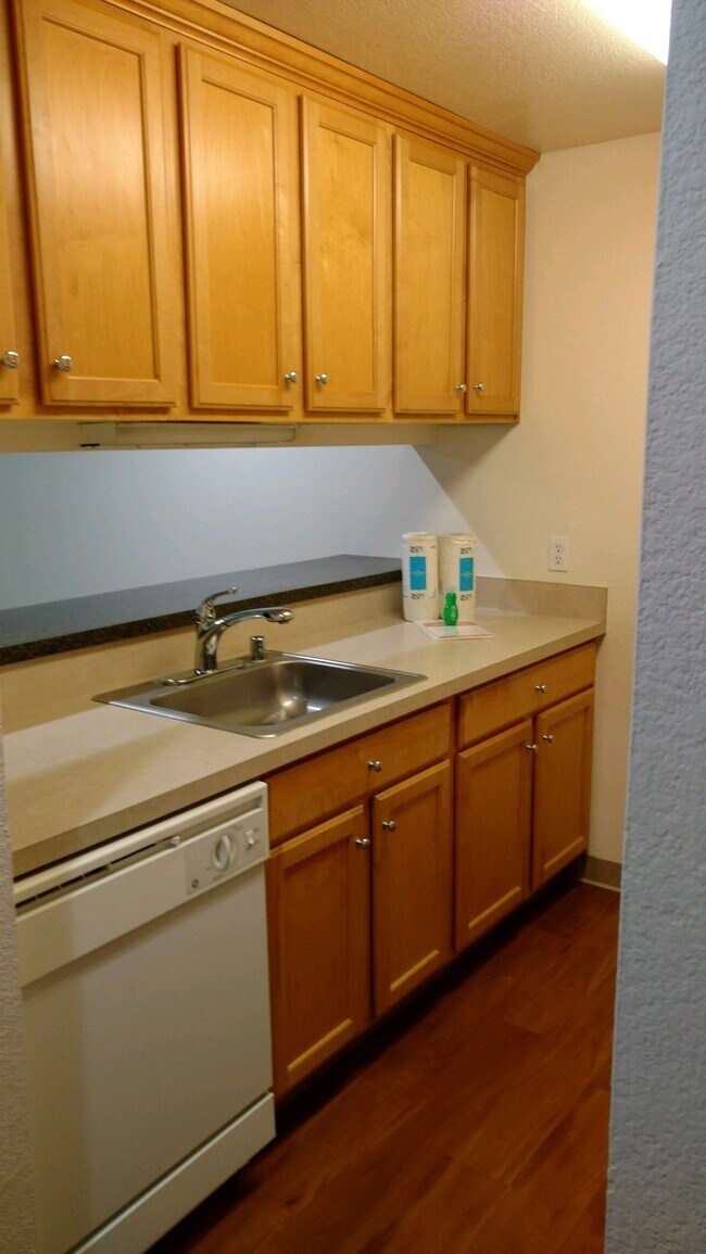 #103 Barra de desayuno de cocina - Pinehurst Apartments