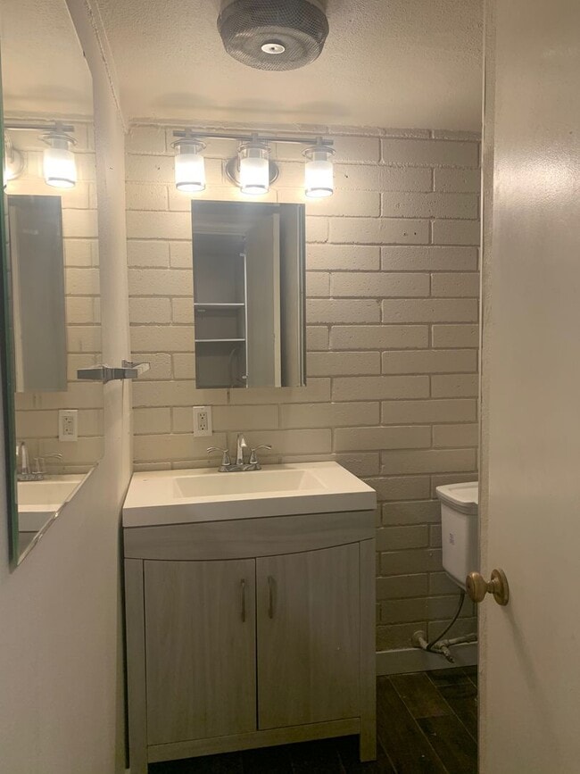 Building Photo - 419 15th Ave S