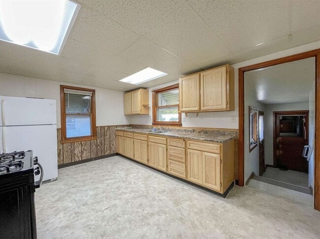 Kitchen - 1811 N Bell St
