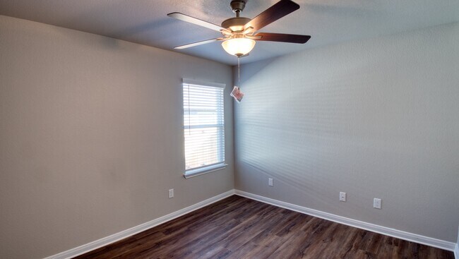 Building Photo - 610 Hollyhock Dr