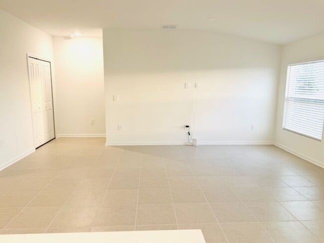 Foto del edificio - Home For Rent in Haines City with 4 Bedrooms and 2 Baths