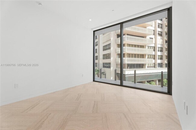 Foto del edificio - 5 Grove Isle Dr
