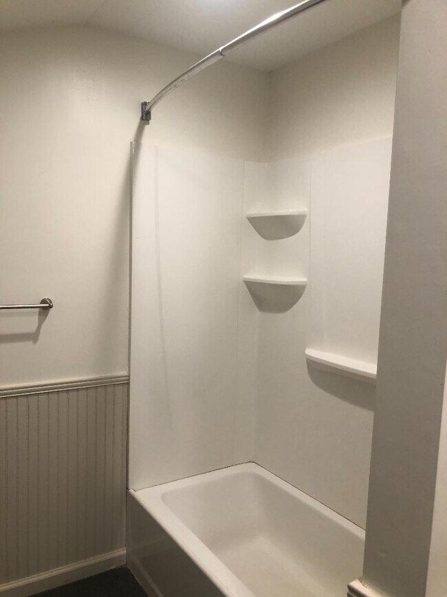 bathroom pic 2 - 35633 Snickersville Tpke