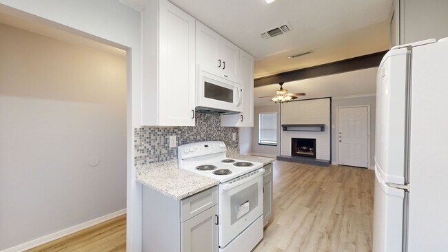 Foto del edificio - $1,295 + 2 WEEKS FREE RENT!!!