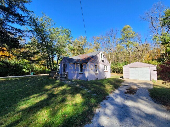 Building Photo - Rural Living on 3/4 Acre