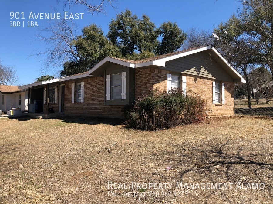 Primary Photo - Gorgeous 3/1 in Marble Falls, TX