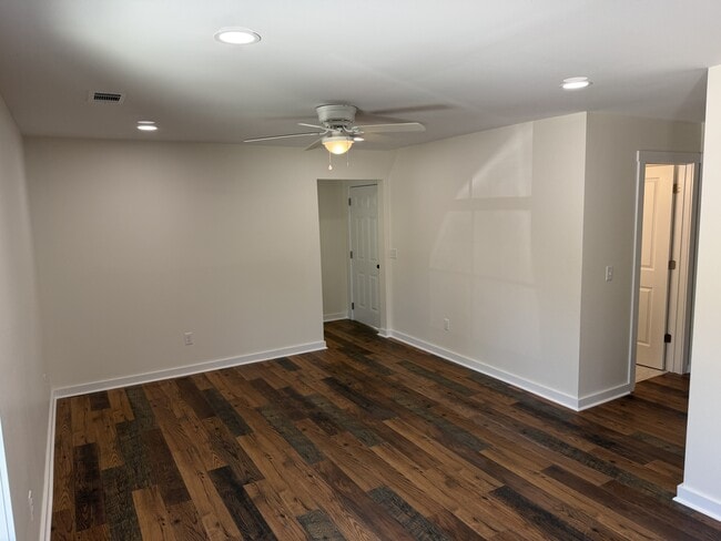 Building Photo - 414 6th St E
