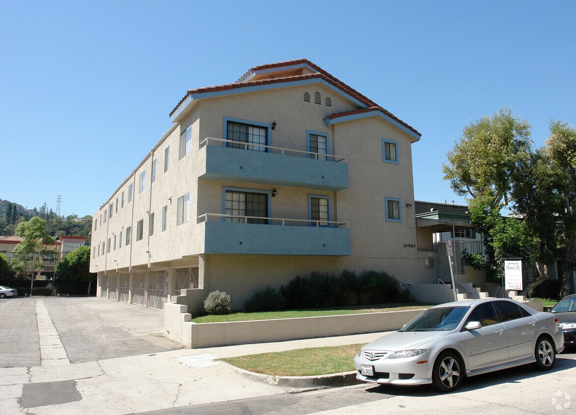 Foto del edificio - 10958-10960 Bluffside Dr