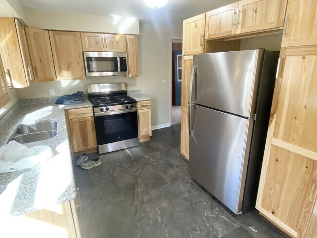 Foto del edificio - 4-Bedroom, 1 Bath Home on Wooded Lot near ...