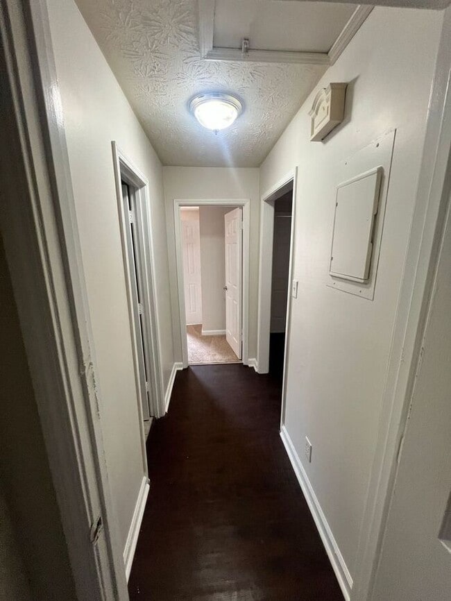 Building Photo - Beautiful 2 bedroom 2 bathroom ranch duplex Now Ready!