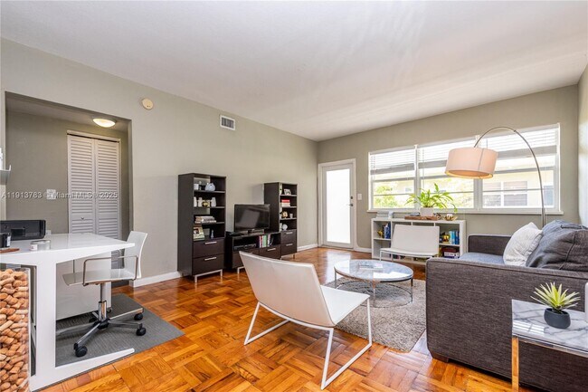 Foto del edificio - 350 S Shore Dr