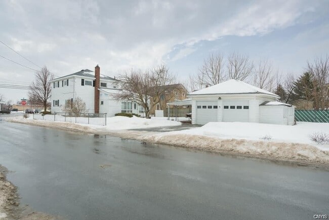 Building Photo - 637 Coffeen St
