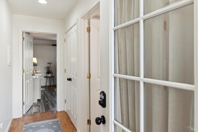 Foto del edificio - 582 Fernando Dr