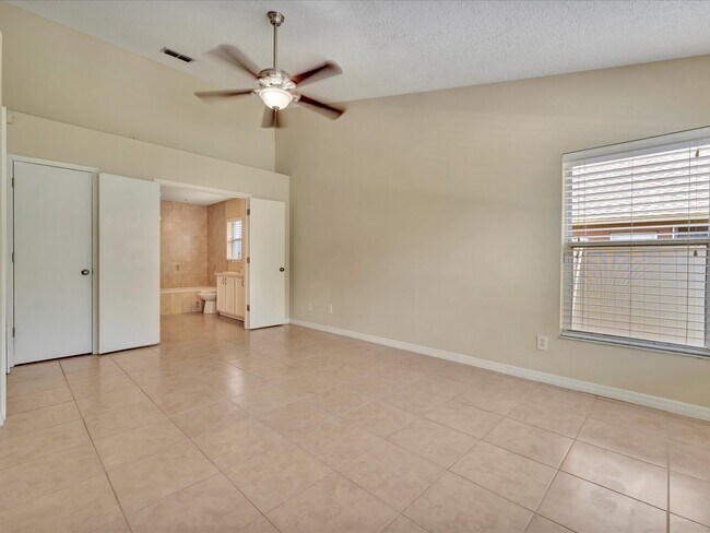 Master bedroom - 5105 39th St W