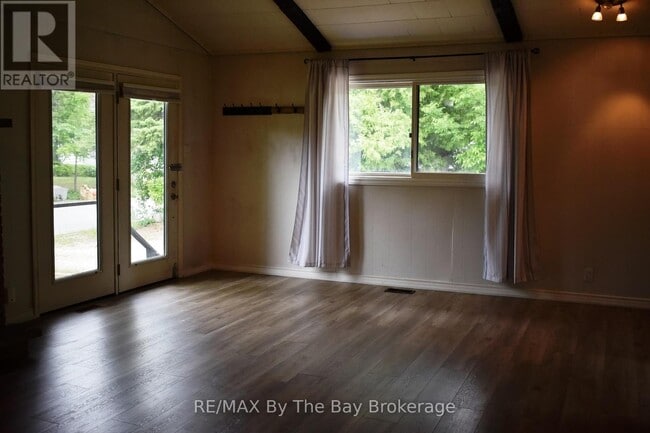 Photo du bâtiment - 1731 Shore Ln