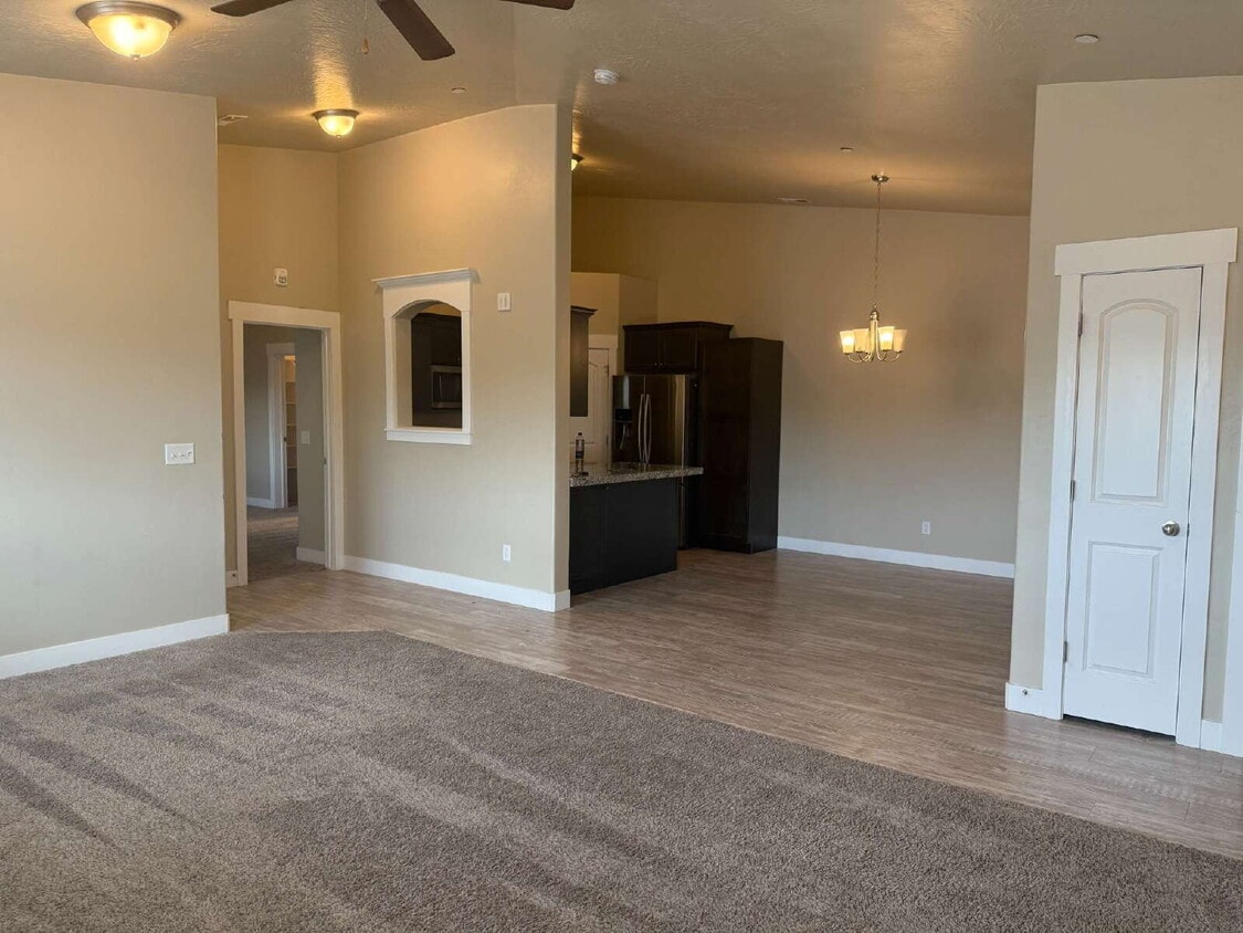 Primary Photo - HUGE & SPACIOUS 3 bedroom/ 2-bathroom cond...