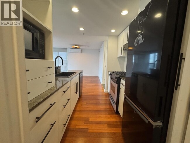 Building Photo - 455 Beach Crescent