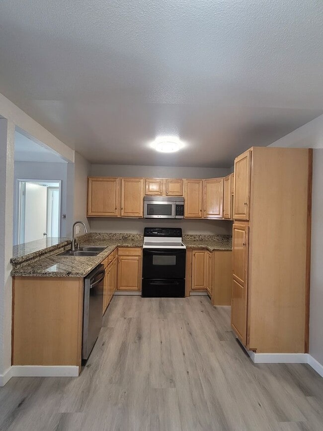 Foto del edificio - Peppertree Ventura Upper level 2+1 Condo w...