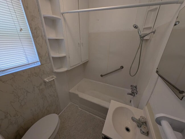 Building Photo - 516 Walnut St