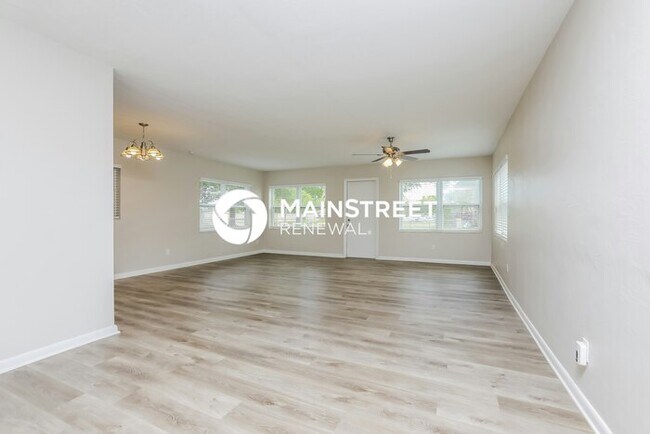 Building Photo - 3 Bedroom Pet-Friendly Home in ORLANDO, FL with Main Street Renewal