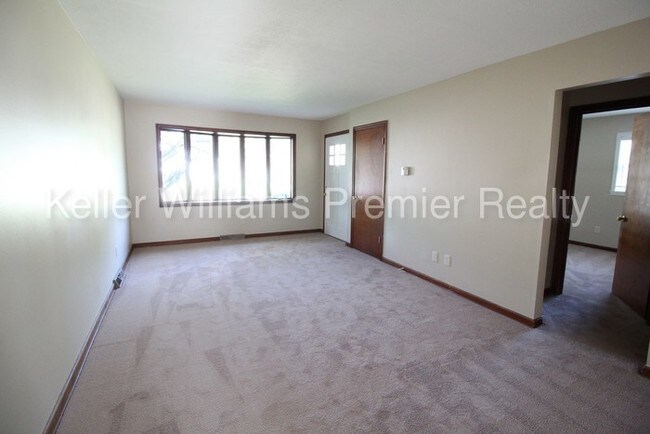 Building Photo - 3973 Far Hills Dr