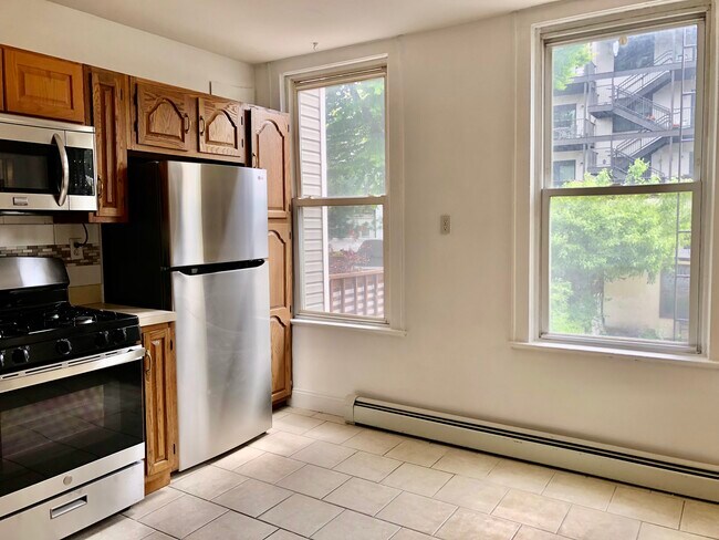 Building Photo - 275 7th St