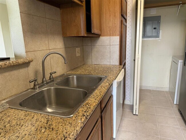 Foto del edificio - 8329 Sands Point Dr