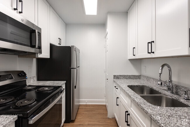 1BR, 1BA - 660SF - Kitchen - Country Oaks