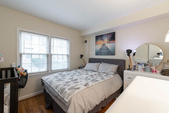 Foto del edificio - 4450 MacArthur Blvd NW