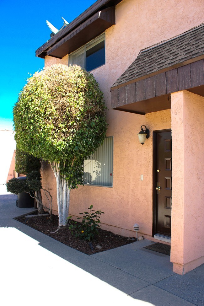 Building Photo - 324 E College St