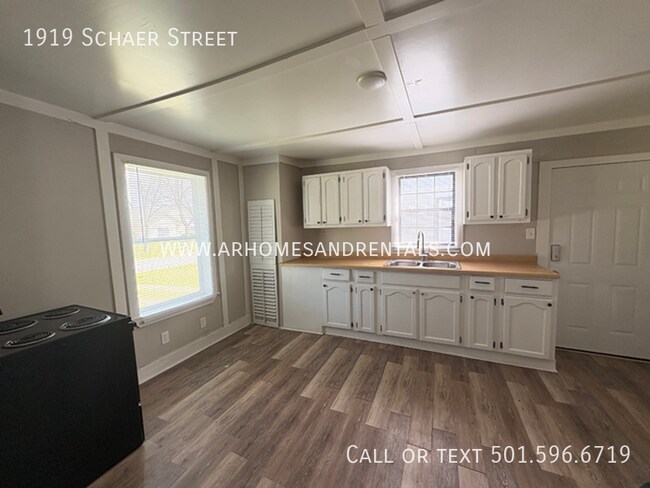 Building Photo - 1919 Schaer St