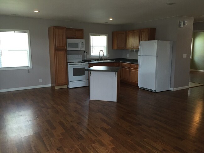 Foto del edificio - Charming 2-Bedroom Home with Porch & Storage Space