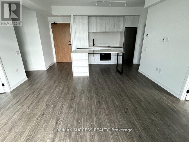 Photo du bâtiment - 2495 Eglinton Ave W