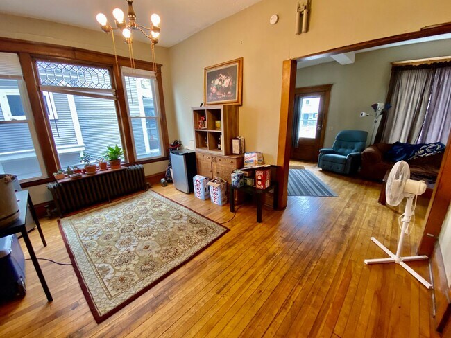 Foto del edificio - SPACIOUS 4BD House near U of M & Dinky Tow...