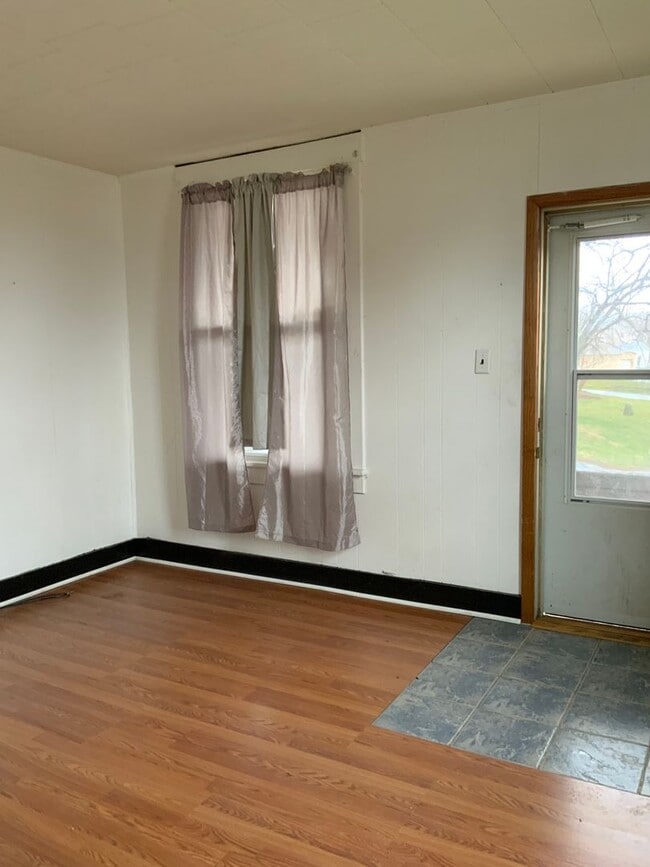 Building Photo - 2 Bed | 1 Bath Duplex