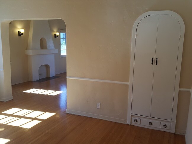 Building Photo - 912 S Orange Grove Ave