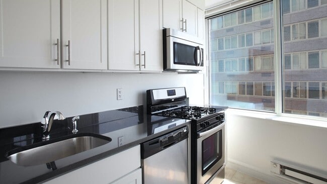 Building Photo - 160 Riverside Blvd