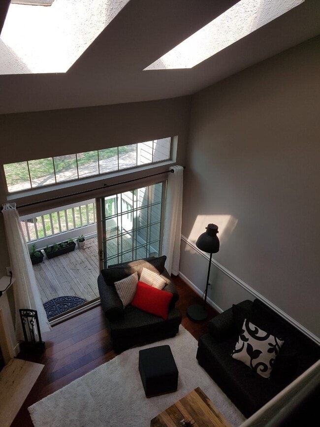 Building Photo - Loft 2BR plus den/2BA condo walking distan...