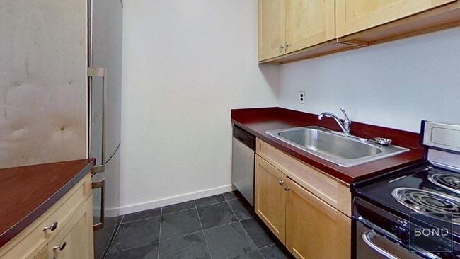 Building Photo - 402 E 83rd St