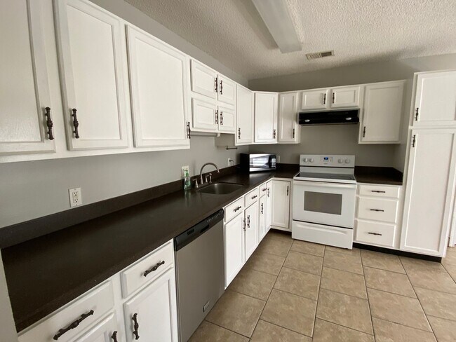 Building Photo - 722 Cindy Ln