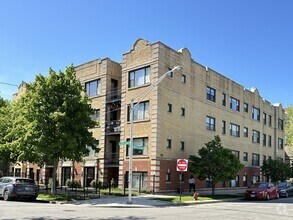 Building Photo - 2702 W Cortland St