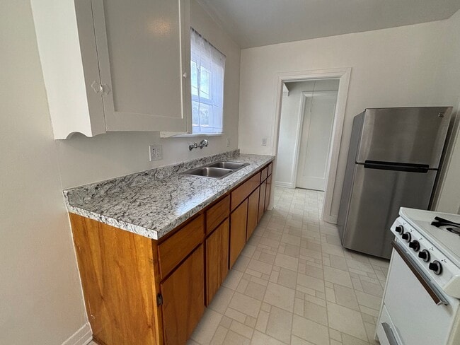 Foto del edificio - 2809-2821.5-28215 Rowena Ave