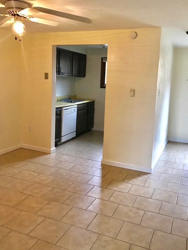 Dining area - 726 S 10th St