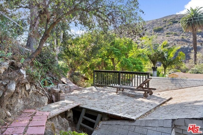 Building Photo - 1595 Arroyo Dr