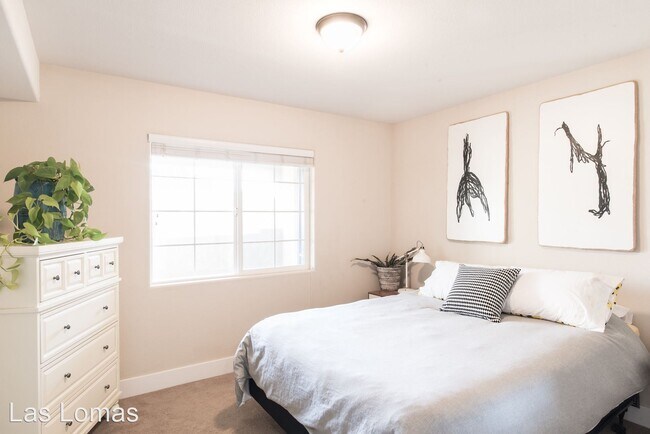 Building Photo - 9245 Ciruela Way
