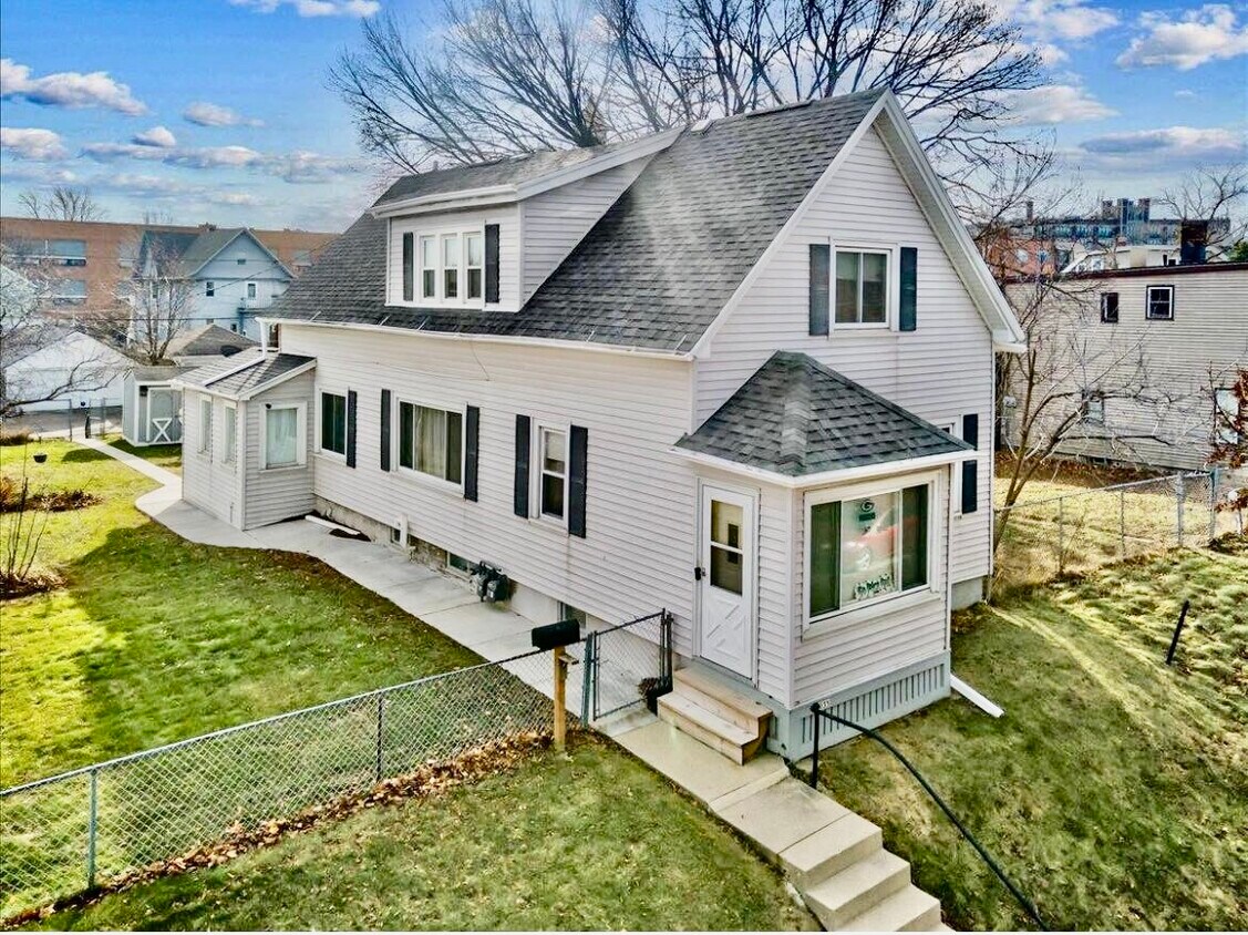 Primary Photo - 1035 E Potter Ave