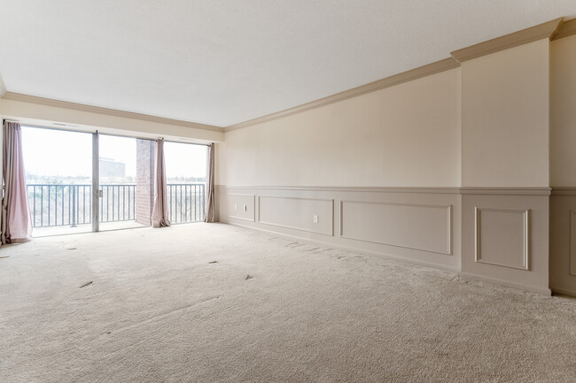 Large living room - 1300 Army Navy Dr