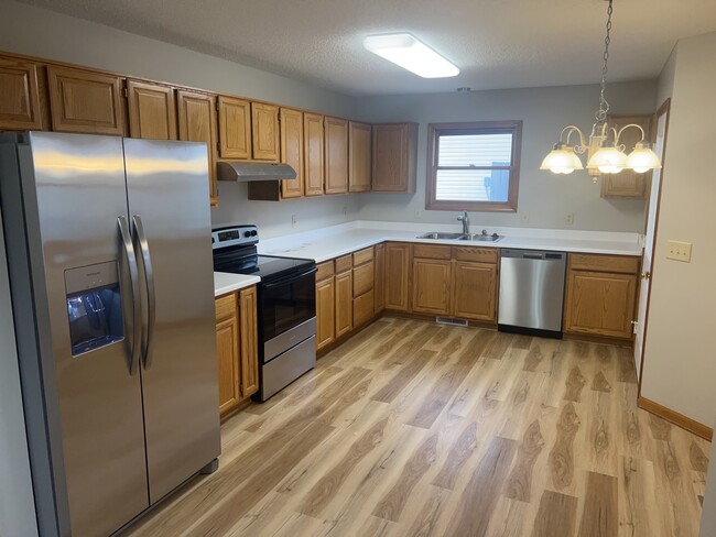 Brand new stainless steal appliances - 6118 Running Brook Ln