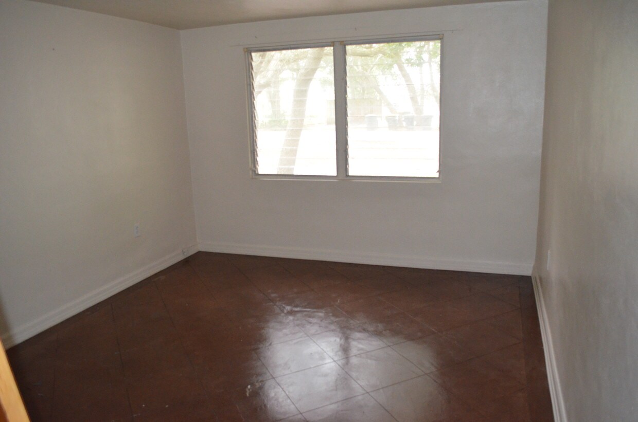 Bedroom, Floor color/design and appliances ma - 37 Alder Ave SE