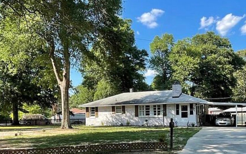 Lovely brick home with fenced yard - 22 Winthrop Dr